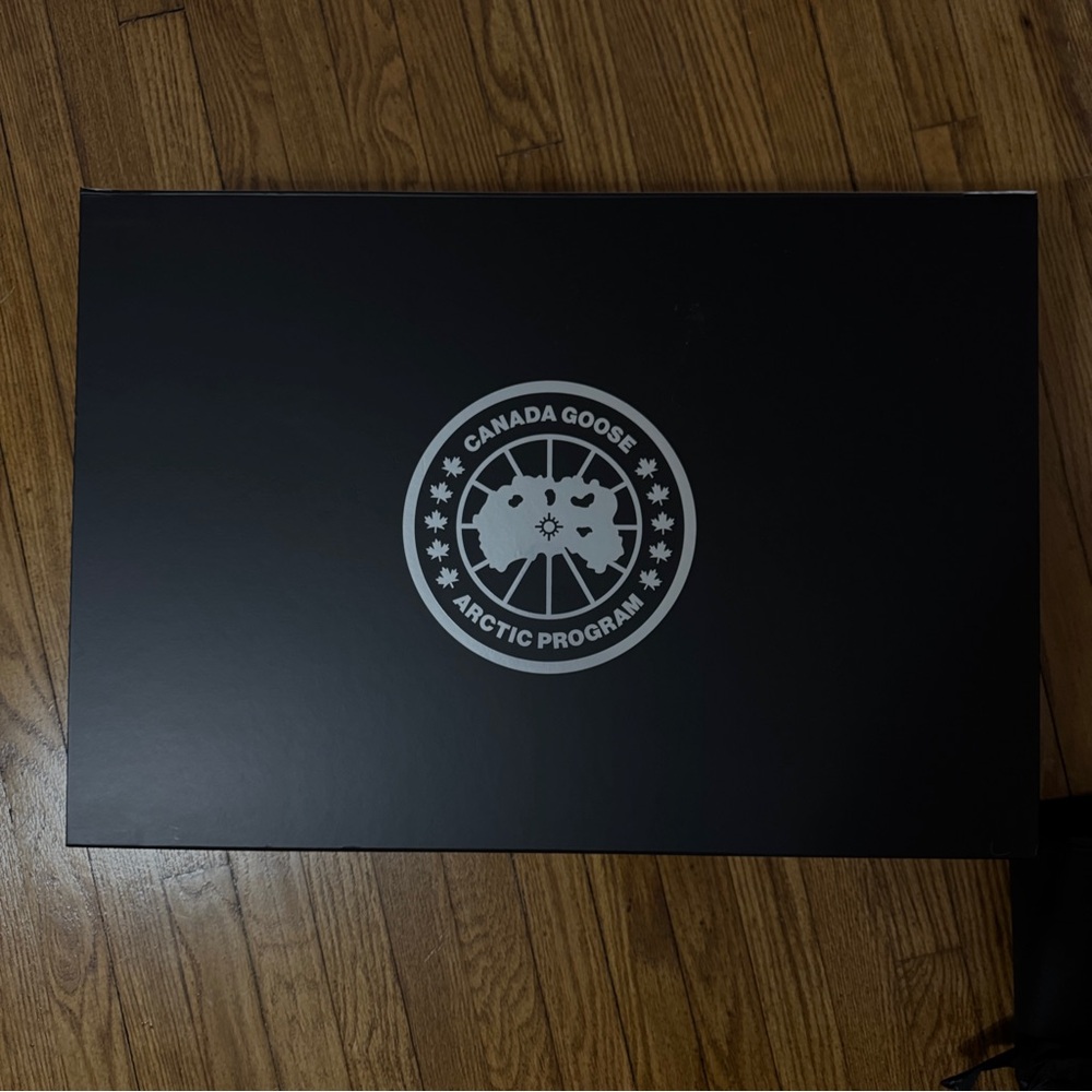 BOX + PACKAGE CANADA GOOSE